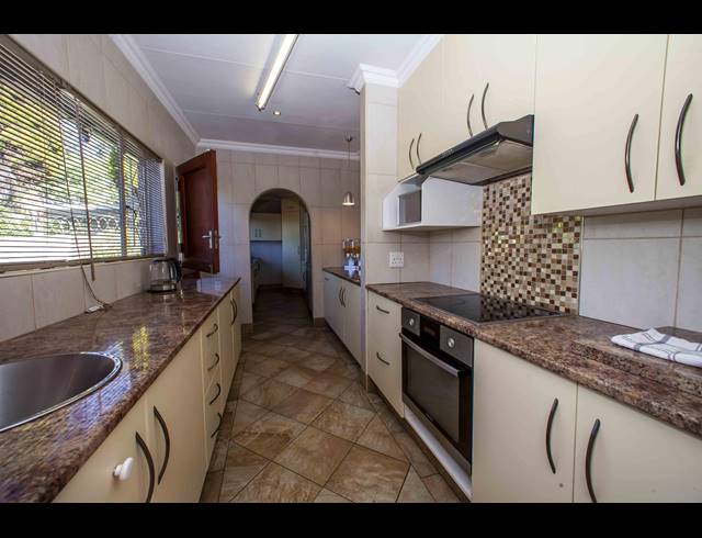 3 BEDROOM FREEHOLD TO LET IN BROMHOF